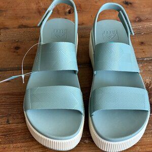 New with tags Womens REEF Water Vista Sandals - SZ 9